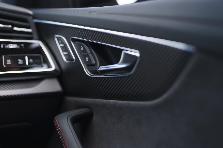 Детали интерьера Audi RS Q8 2020 года  (UK) (фото 24 из 40)